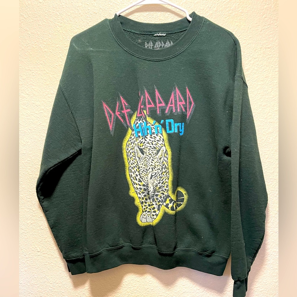 Def leopard pullover
